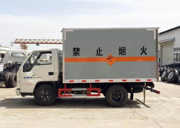 江鈴順達(dá)3.1米1.5噸易燃?xì)怏w氣瓶車(chē)
