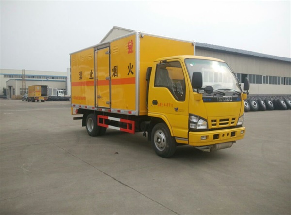 慶鈴五十鈴4.2米易燃?xì)怏w廂式運(yùn)輸車(chē)