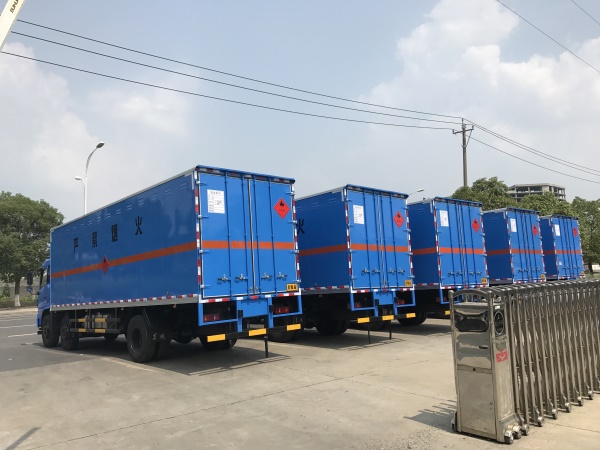 東風天錦8.6米易燃液體廂式運輸車